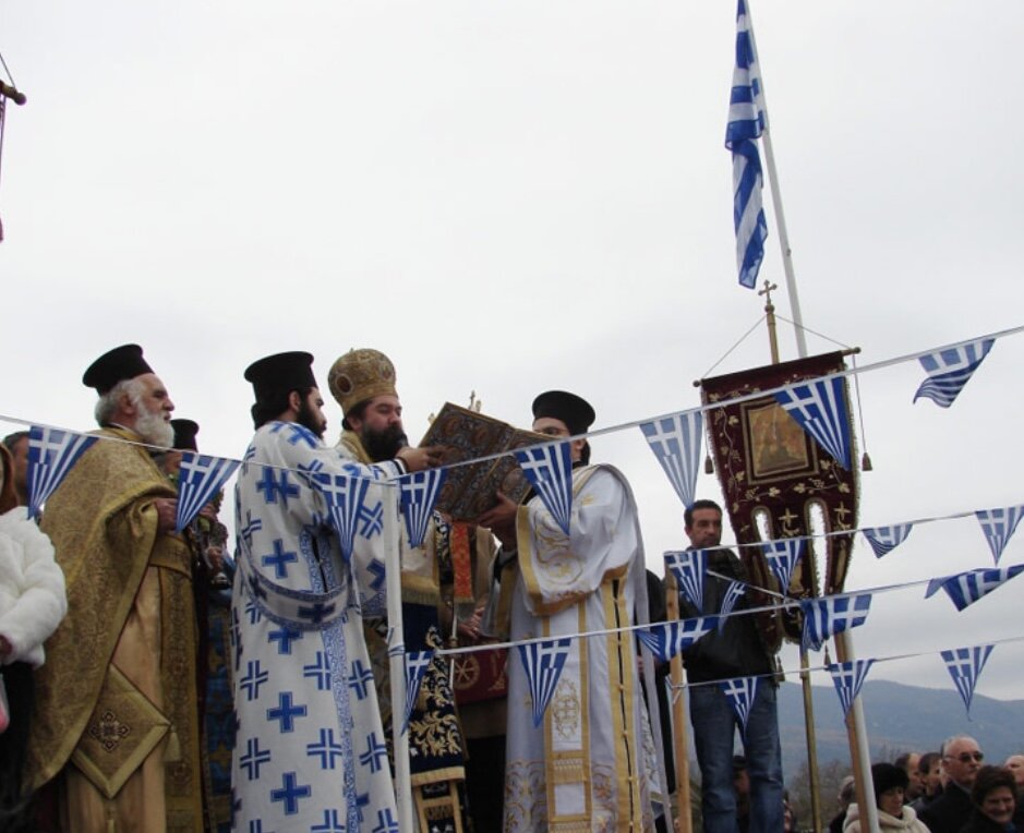 Крещение семилетнего. Крещение в океане. Греки крещение. Крещение в греции. Элладская православная церковь.