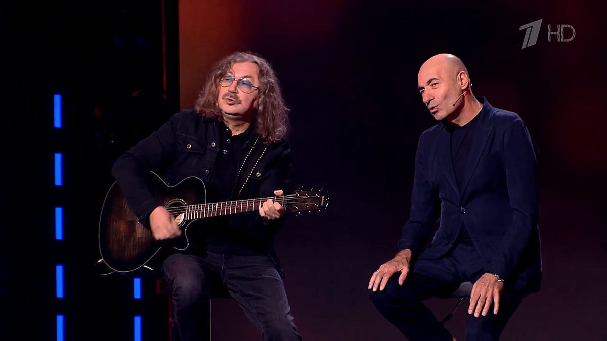 Композиторы спели песню прямо в студии