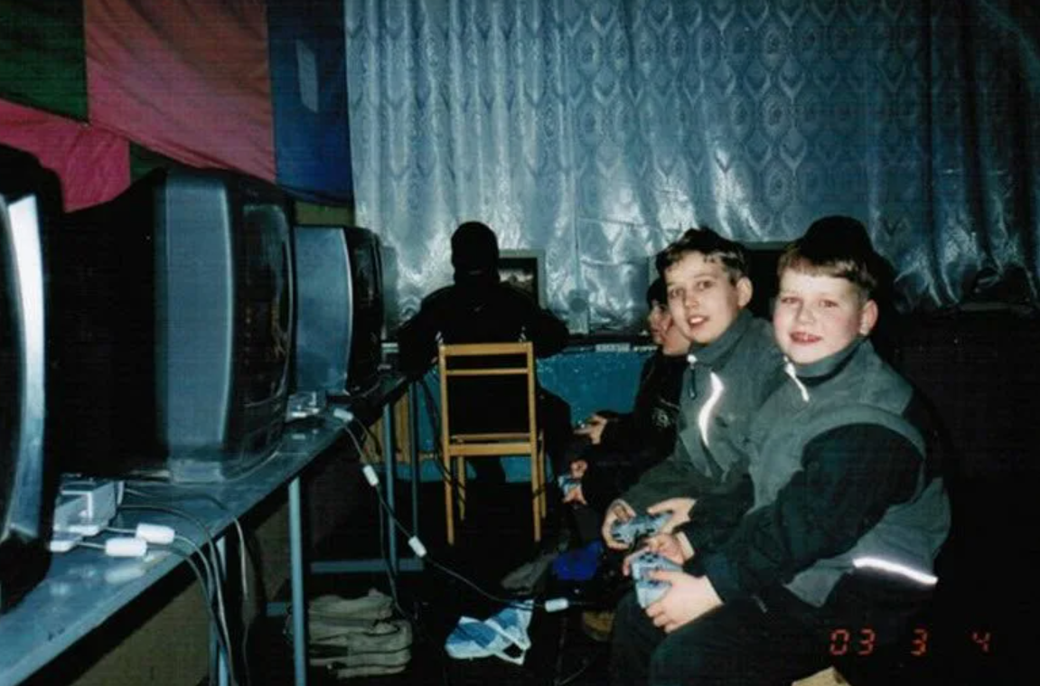 Компьютерный клуб девяностых, консоли пока еще в приоритете.