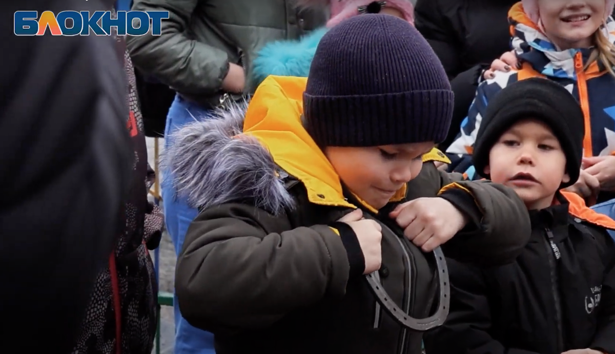    У ребят разогнуть подкову пока не получилось