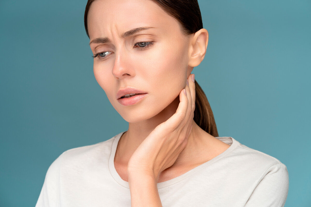     Незаметные, но неприятные: почему появляются пробки в миндалинах и как их убрать