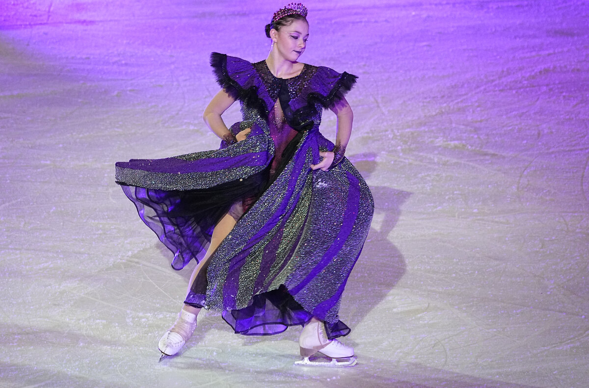     Фигуристка Софья Самоделкина выступает в новогоднем ледовом шоу Евгения Плющенко «Русалочка» / РИА Новости / Александр Вильф
