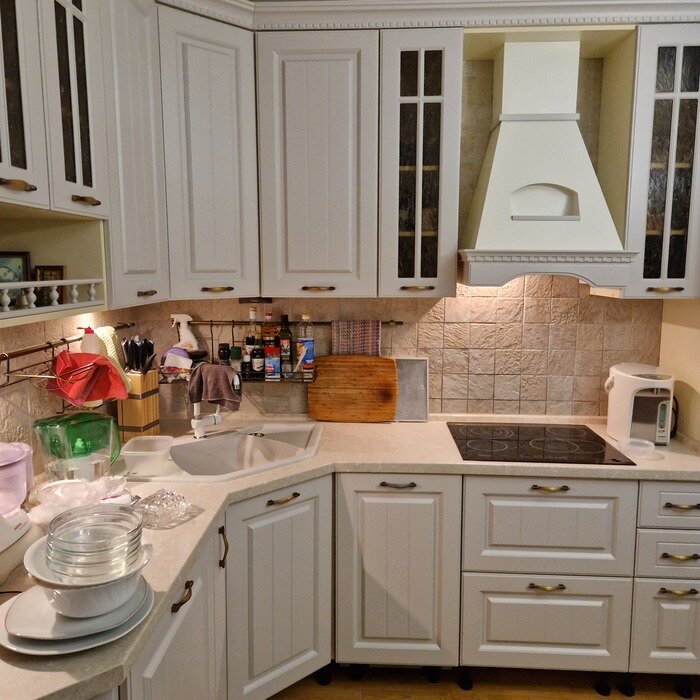 Кухня графит gola. Новшества современной кухни. Модная плитка на фартук для современной кухни 2021. Фасады кухни 2023. Угловая кухня тренды.