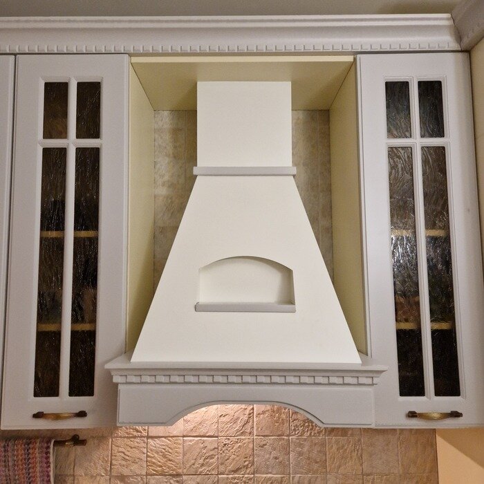 Перекраска кухонных фасадов. Перекраска кухонных фасадов. Покрасить фасады кухни. Перекрасили кухонный гарнитур. Грязный фасад кухни.