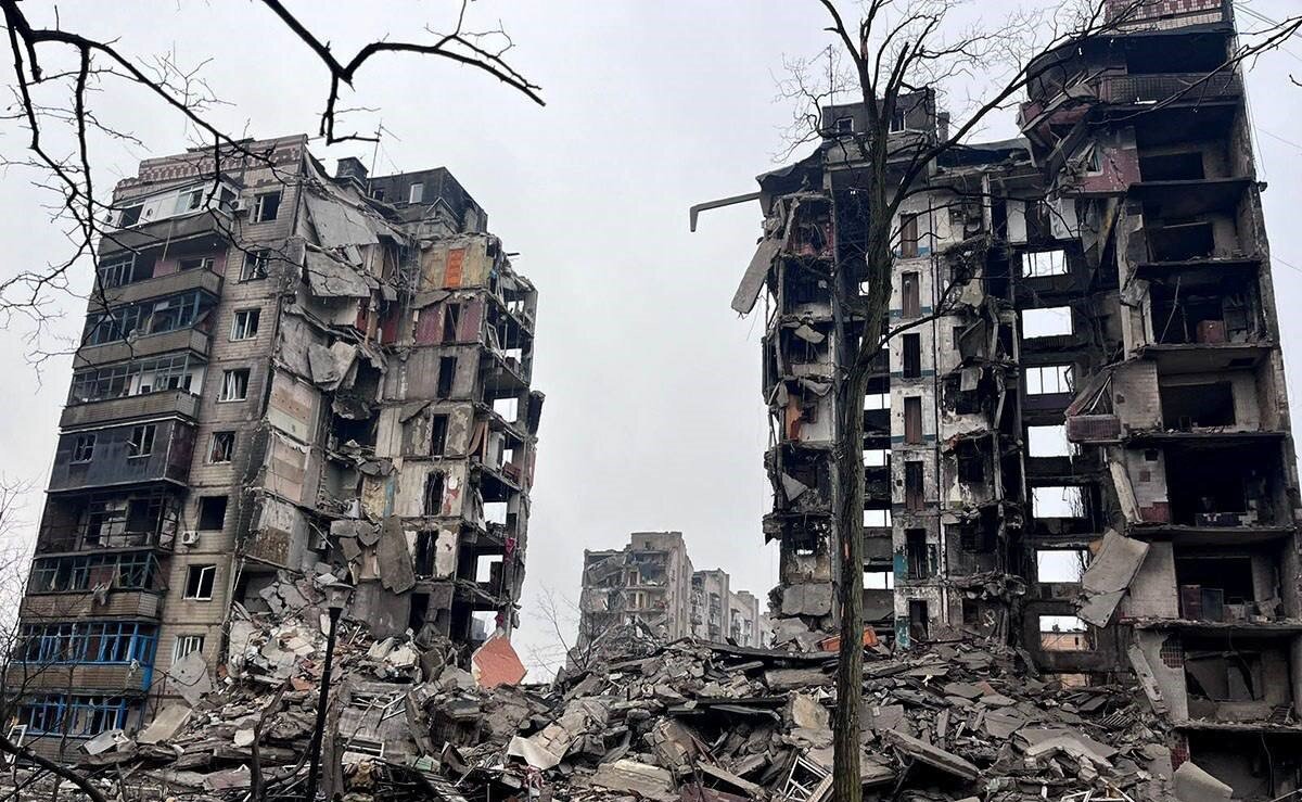 Украинские боевики превратили этот город практически в крепость, укрепленную системой траншей, бункерами и огневыми позициями. Огневые точки зачастую расположены в жилых домах.