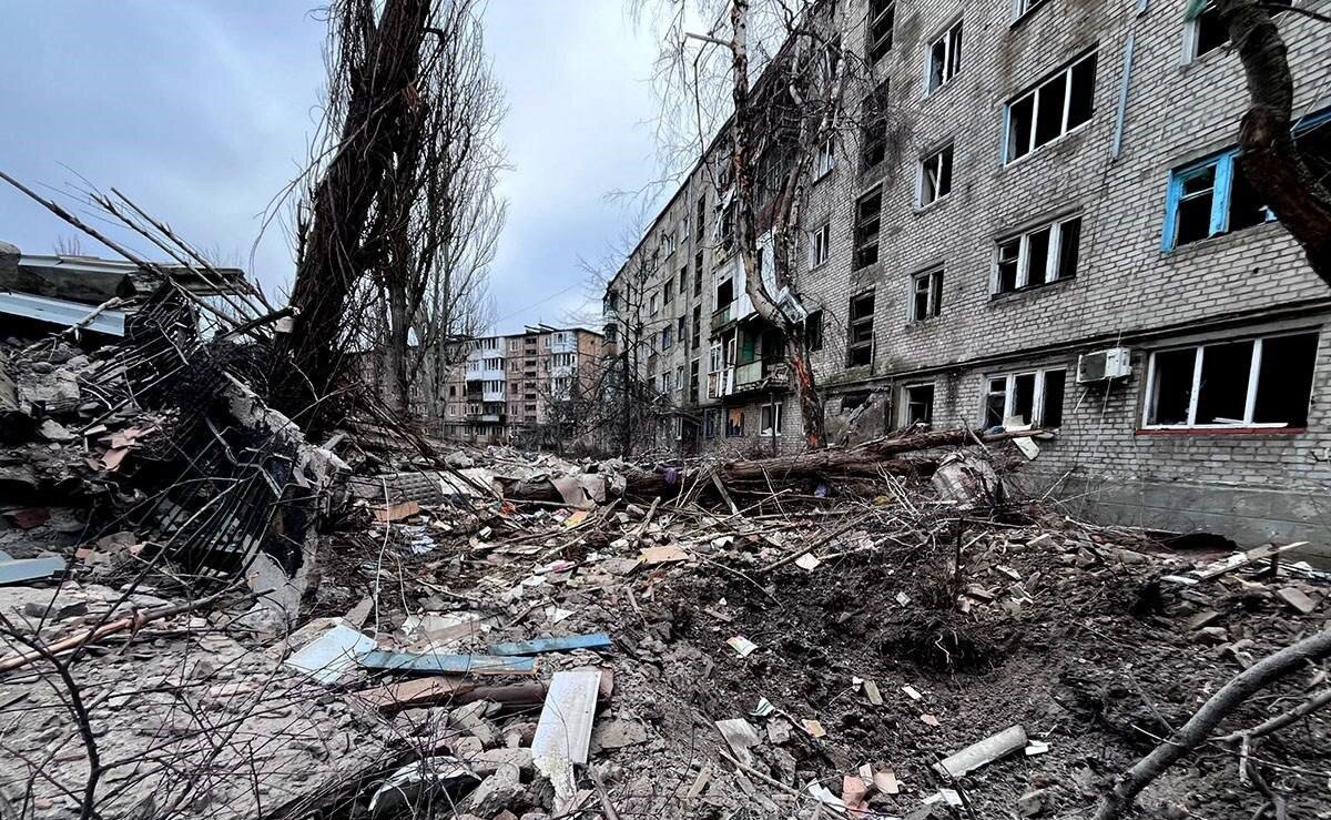 Украинские боевики превратили этот город практически в крепость, укрепленную системой траншей, бункерами и огневыми позициями. Огневые точки зачастую расположены в жилых домах.-3
