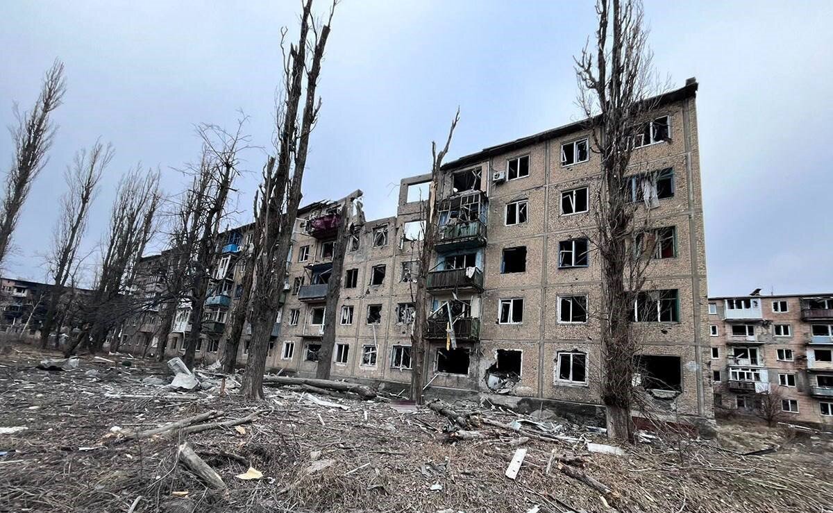 Украинские боевики превратили этот город практически в крепость, укрепленную системой траншей, бункерами и огневыми позициями. Огневые точки зачастую расположены в жилых домах.-4