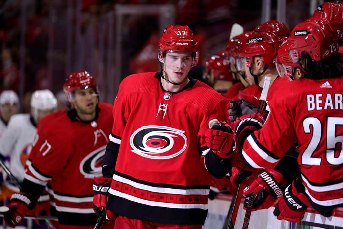 Андрей Свечников выдал очередной роскошный матч за "Каролину". Фото: НХЛ