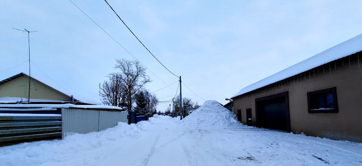 Вчера в гости ходили "окольными" путями: можно по главной дороге идти, а можно сократить путь дворами - минут 10 времени экономии. Снега конечно во дворах очень много 🙈