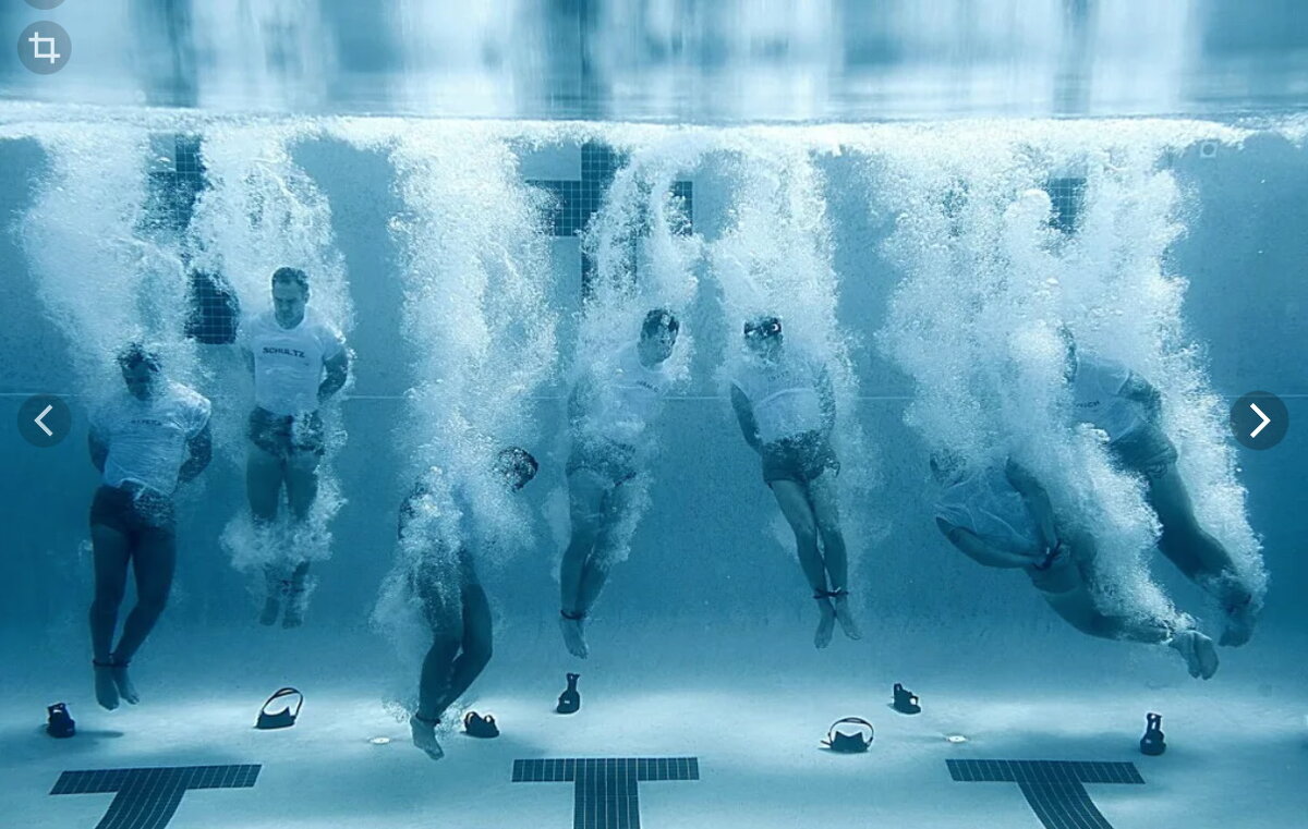 Бег под водой. Морские котики ВМС США бассейн. Тренировка морских котиков в бассейне. Тренировки морских котиков США. США под водой.