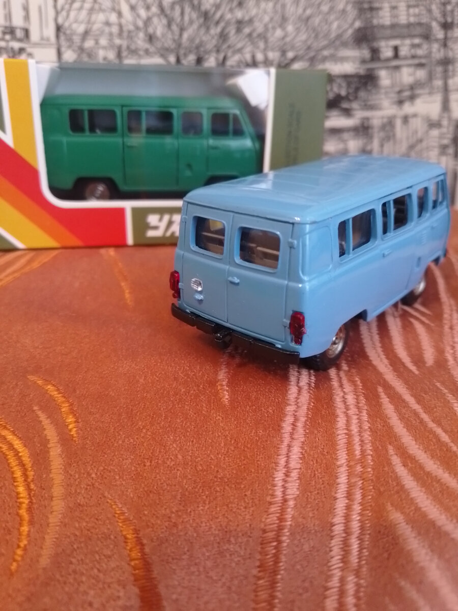 Задние створки дверей увы, глухие.