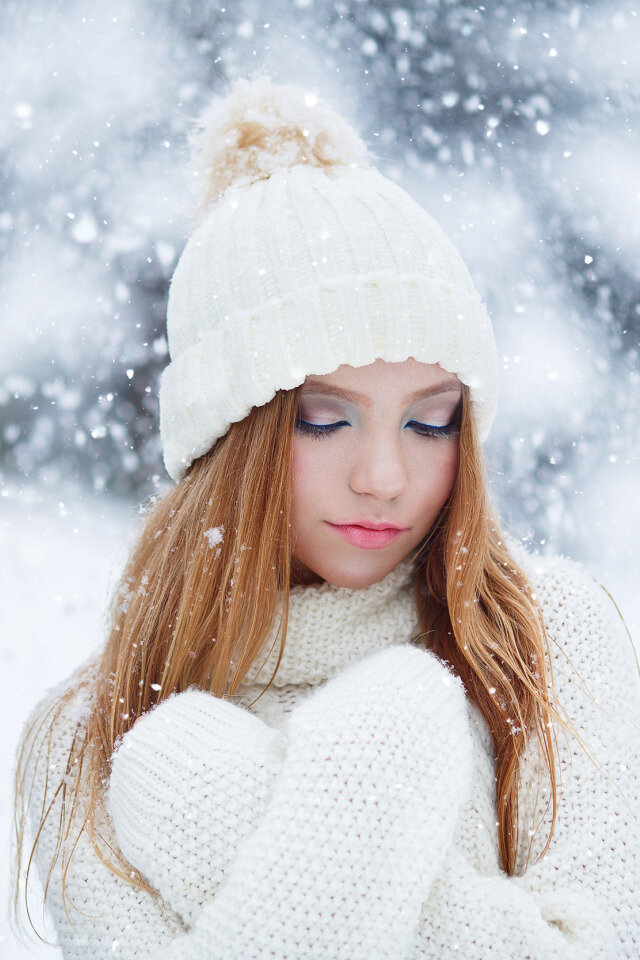 Шапка закрывает глаза. Красивые девочки зима. Девочка зимой. Красивая девушка снег. Красивые зимние девушки.