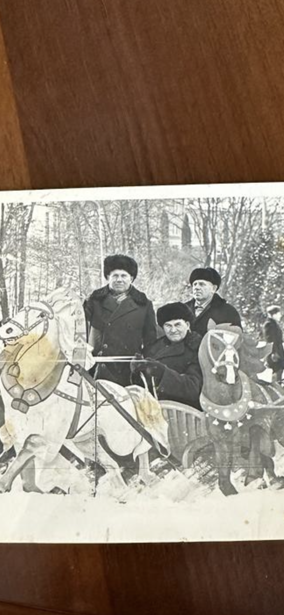 Фото автора.Дед Василий Иванович в центре, с друзьями на Рождество в Центральном парке…