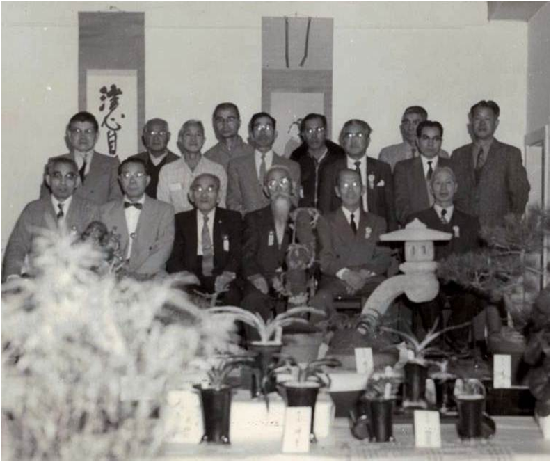 Денверский клуб бонсай. Официальная фотография 10-й ежегодной выставки в вестибюле Национального банка США. 1954 год. Кай Кавахара стоит второй справа.
Источник:  http://www.magiminiland.org/Days/DaysMarb.html
