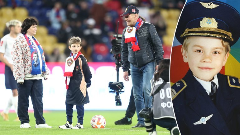    Игорь Акинфеев в детстве (справа) и его родители и сын.