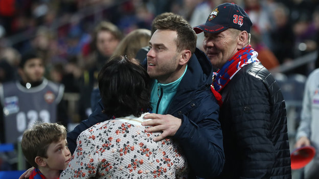    Игорь Акинфеев с родителями и сыном.Федор Успенский