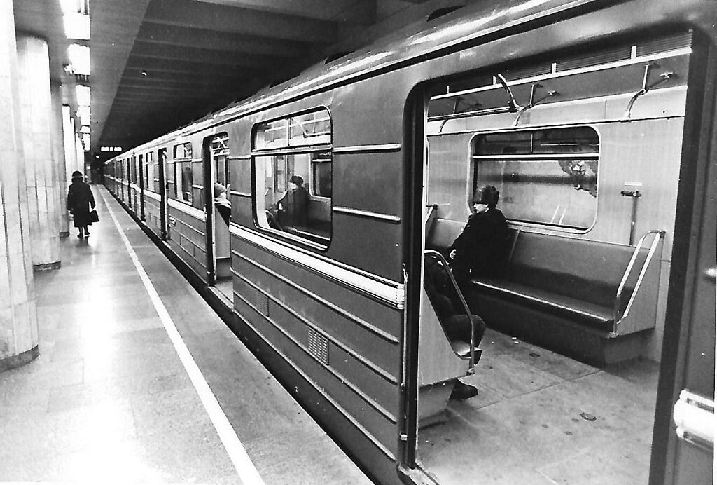 Пустые вагоны метро в Новосибирске. Снимок на фотобумаге из архива автора. Фото В. Зинина.