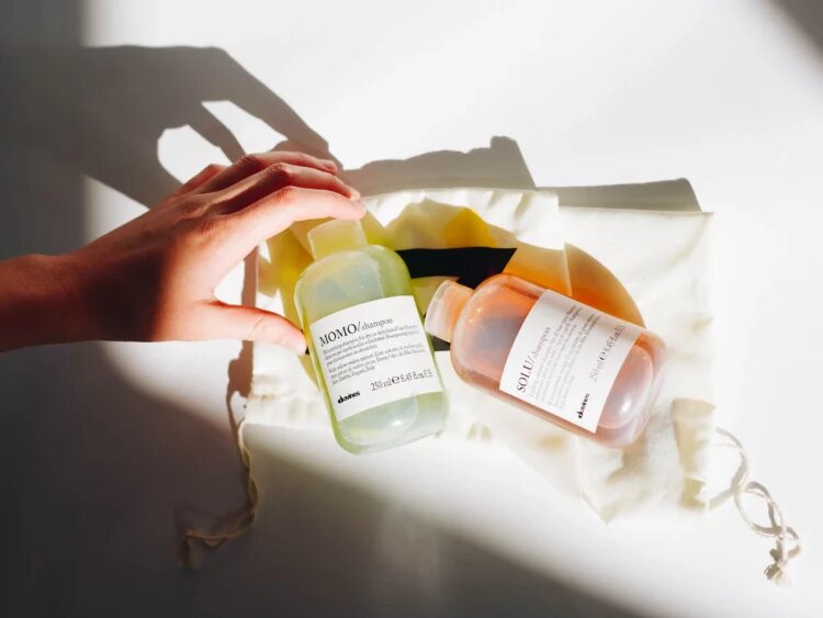 шампуни для нормального типа волос. влияние бытовой химии на организм человека. полезен ли шампунь. шампунь с дегтем. состав шампуня.