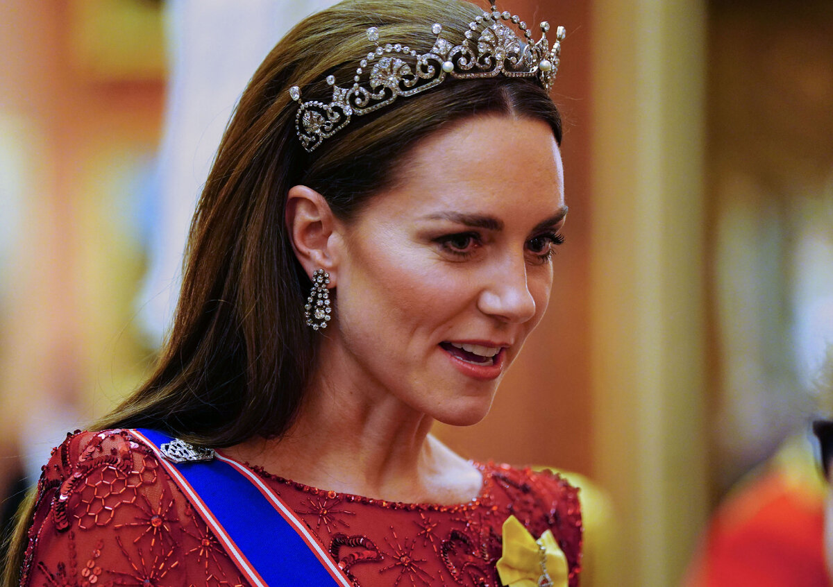 Герцогиня Кэтрин одна из самых стильных монарших особ в мире. Ее образы всегда лаконичны, а украшения подобраны со вкусом.-2