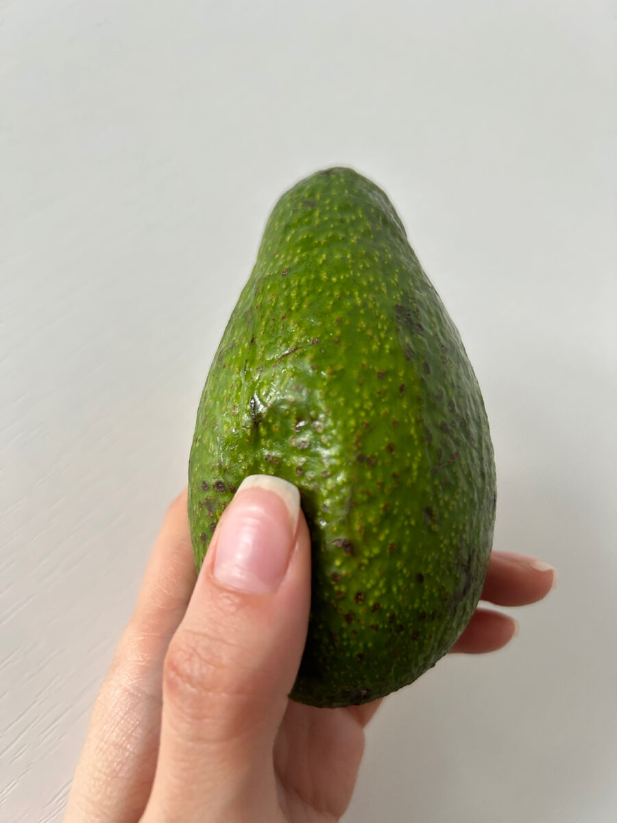 Спелое авокадо можно легко продавить пальцем 