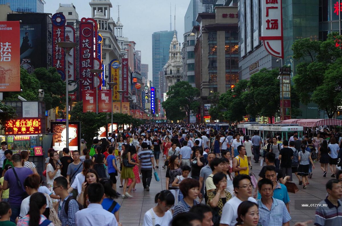 Посмотрите на фото: разве похоже, что это толпы миллиардеров вышли после рабочего дня на улицу, ходят по магазинам, стоят в очередях в рестораны и театры? Нет, это трудящиеся Китая, вовсе не исхудавшие от «чашки риса в день». В Китае даже в местах, далёких от промышленных центров, никто уже не живёт за гранью бедности.