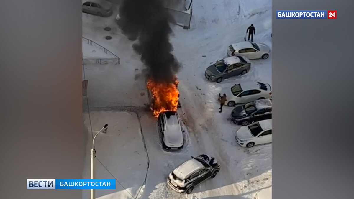    В уфимском Затоне на улице Шмидта загорелся микроавтобус