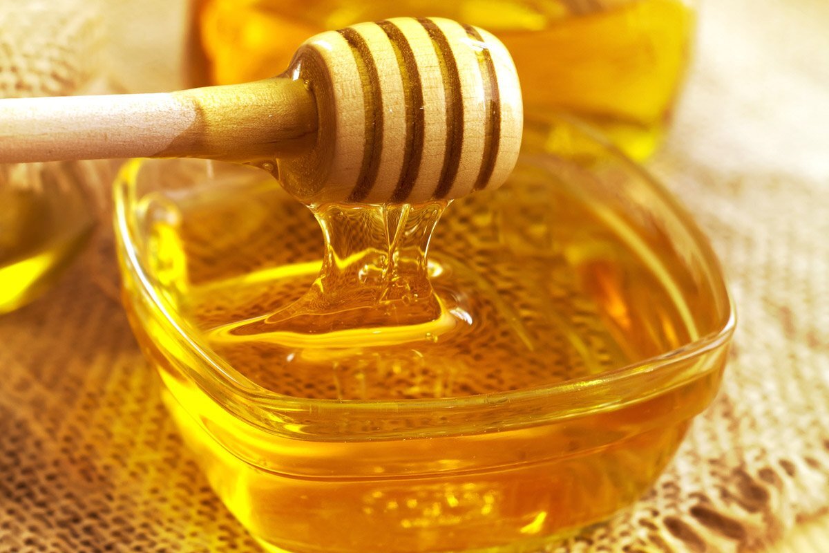 Медом бай. Мед. Пчелиный мёд. Мёд акациевый. Ложка для меда.