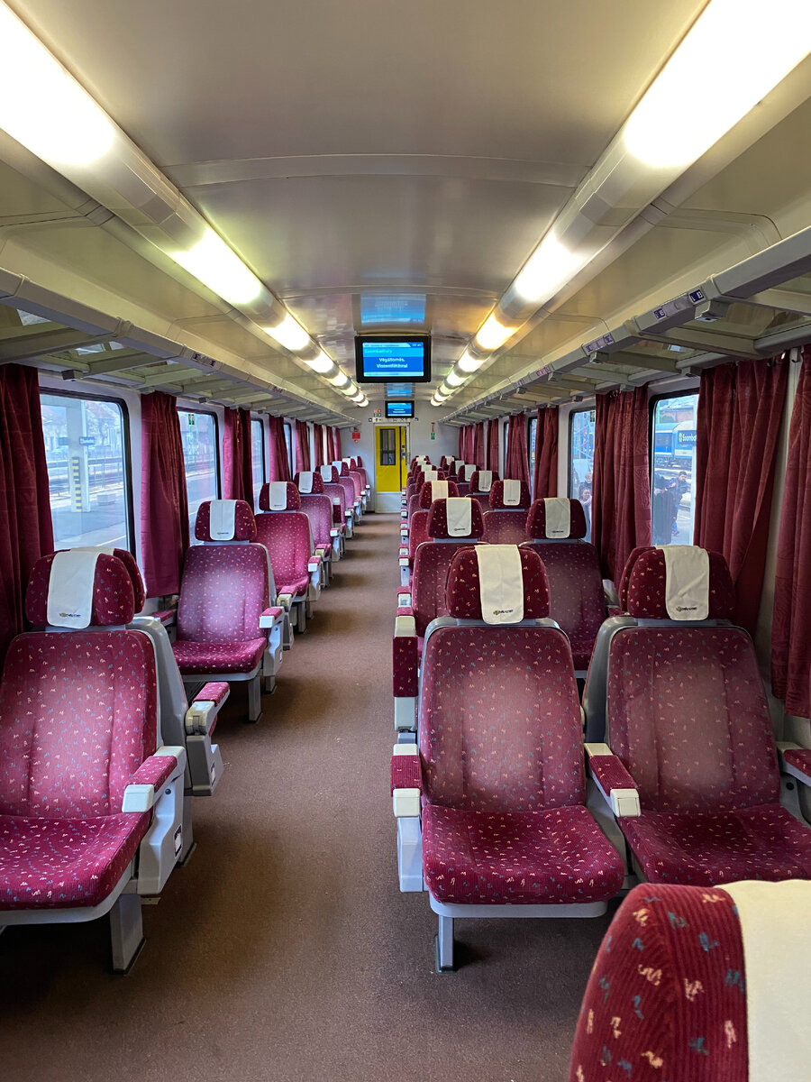 в конце коридора видна желтая дверь, которая ведет в следующий вагон