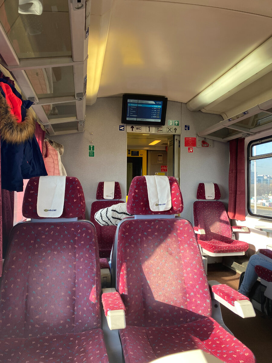 зимнюю одежду не очень удобно вешать на крючки около сидения. Она мешает.