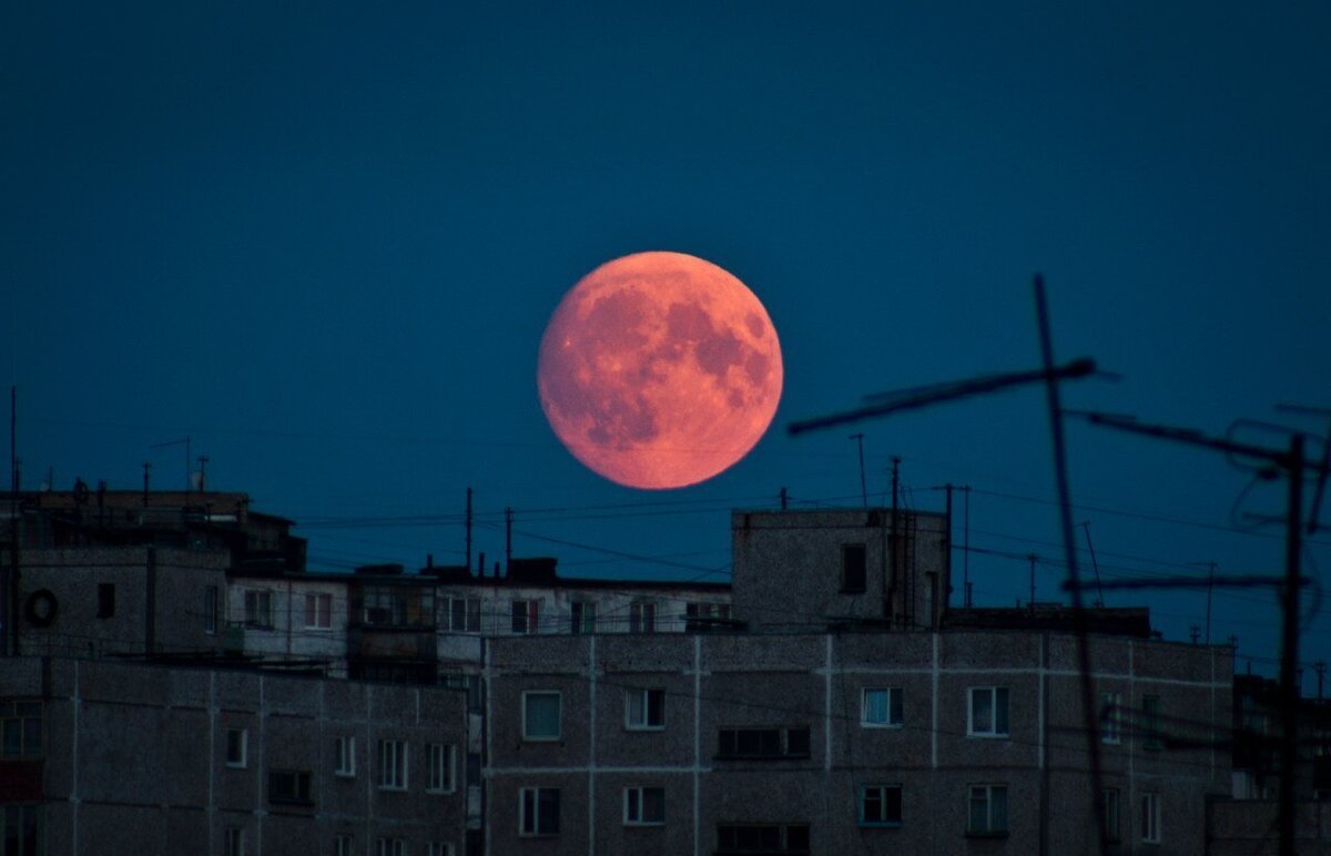Ну а так быть не  могло быть, чтобы СССР сделал луну КРАСНОЙ по идеологическим соображениям ? Хотя  именно в английском языке существует устойчивое выражение "кровавая  луна" (blood moon)  https://www.