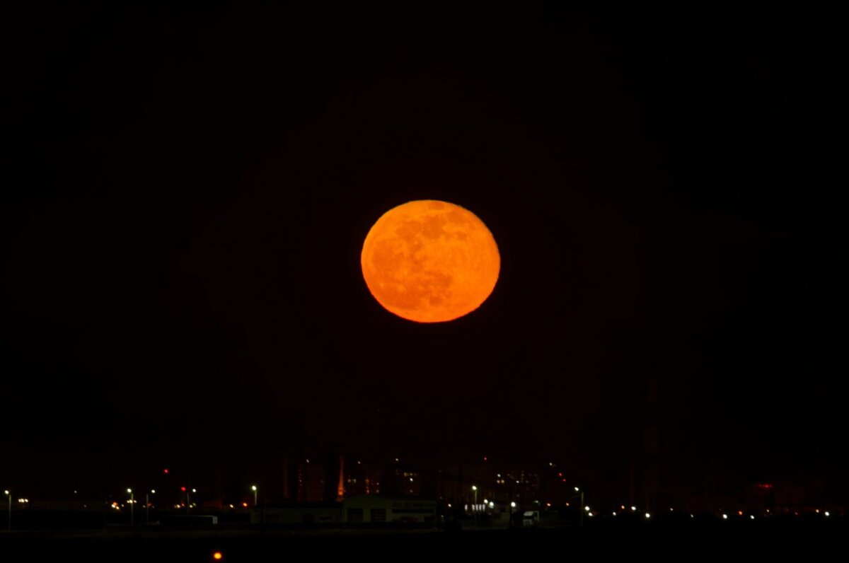 Перигей луны фото. 13 луна сегодня. Суперлуние 2018. Полная луна полнолуние. Греция суперлуние.