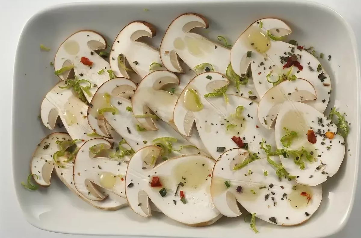 Фото из инета, сырых белых как то ни разу не попробовала. Наверно вкусно.