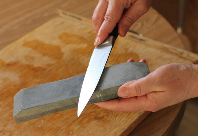 Наиболее распространенный способ заточки (правки) ножей.