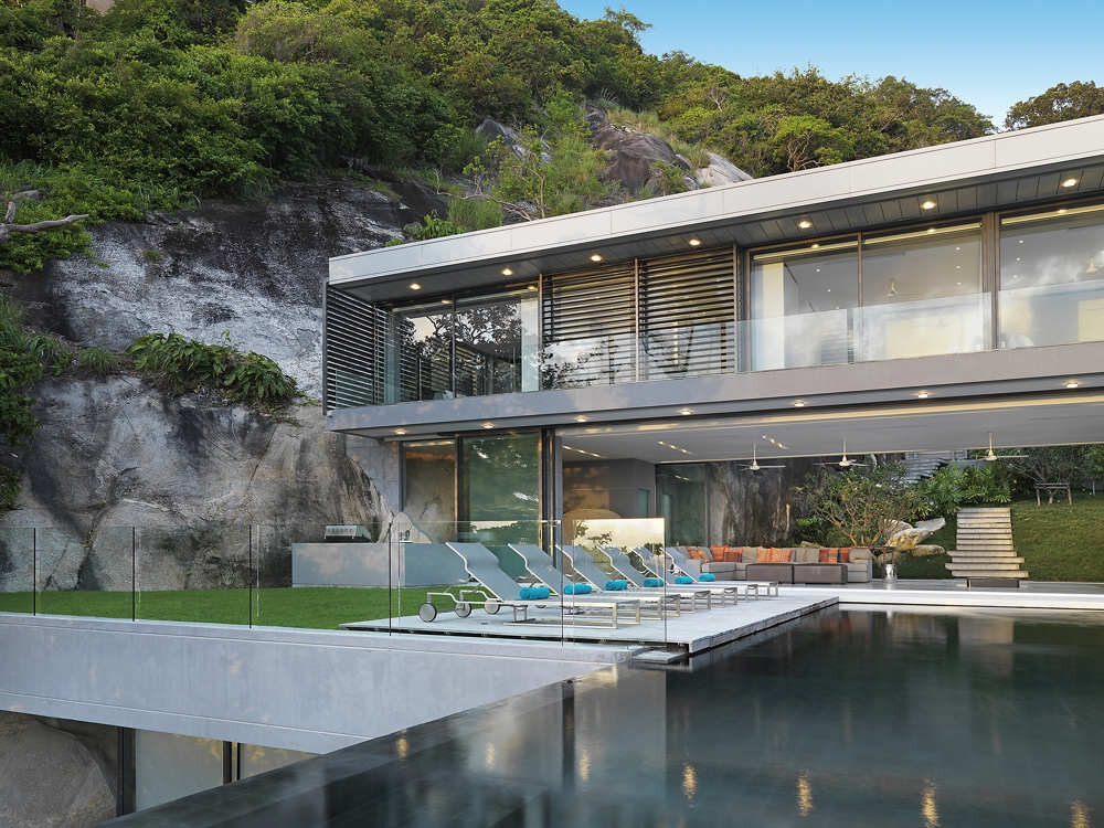 Современные скалы. Villa Amanzi Phuket. Современная вилла. Дом на склоне с бассейном. Бассейн у дома на склоне.