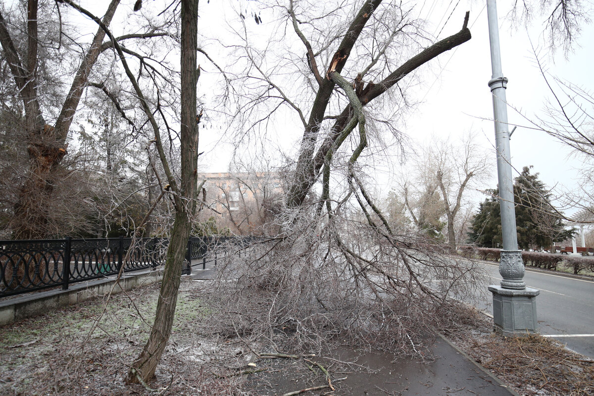Опасные проводы. Табличка не копать электрический кабель. Не трогать провода и розетки. Опасные ситуации в городе. Правила поведения вблизи высоковольтных линий электропередач.