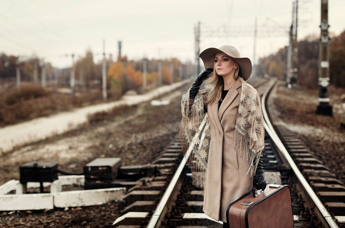 Девушка на вокзале с чемоданом. Фотосессия на вокзале. Фотосессия на железной дороге. Фотосессия на вокзале с чемоданом.