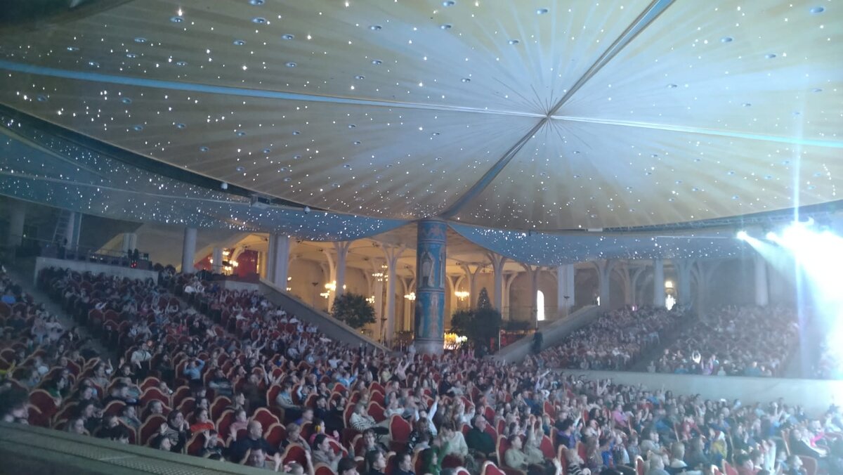 Зал огромный, видно отовсюду хорошо. А какие удобные кресла!..