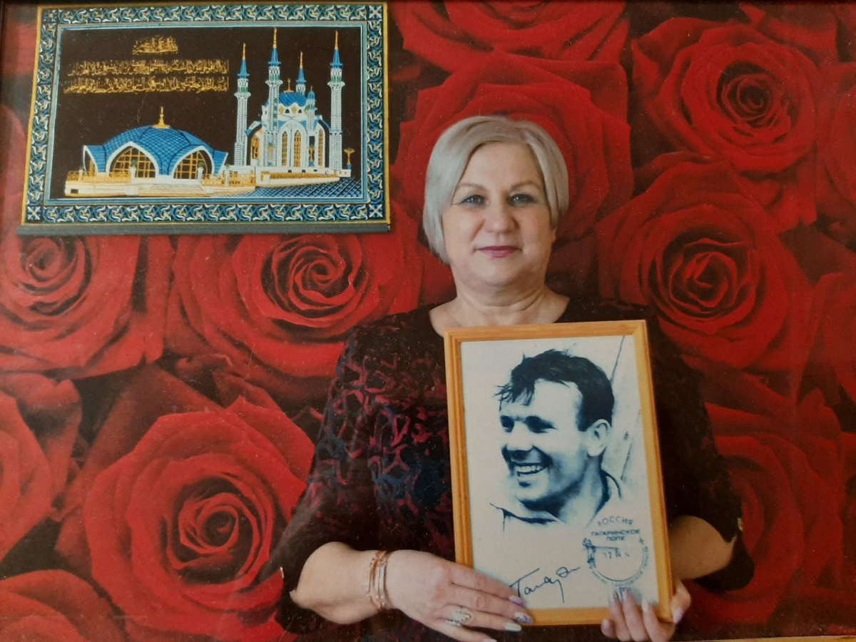 Спортсмен спускается на парашюте