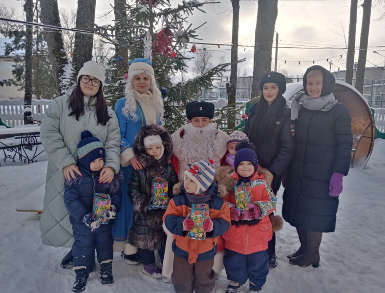 В Тверской области Полицейский Дед Мороз пришел в гости к нелидовским детям