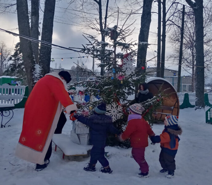 В Тверской области Полицейский Дед Мороз пришел в гости к нелидовским детям