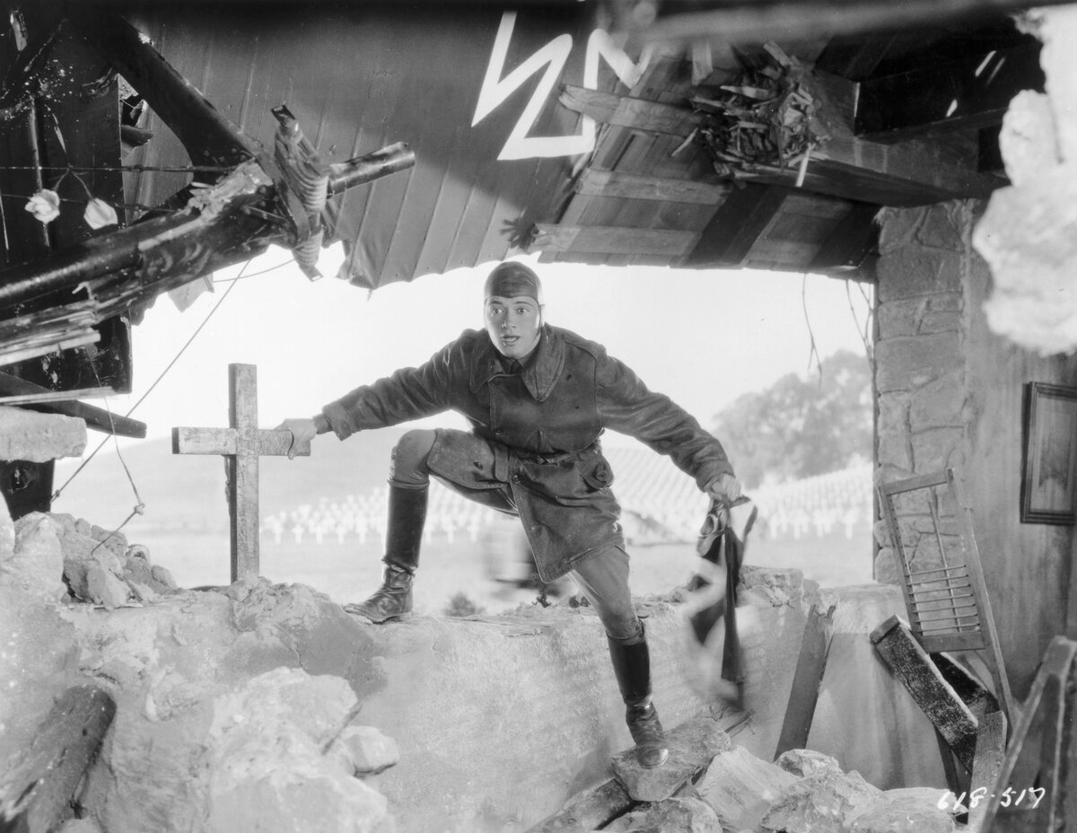 Актер Чарльз Бадди Роджерс в фильме Уильяма Уэллмана и Гарри д’Аббади д’Арраста «Крылья» (Wings)