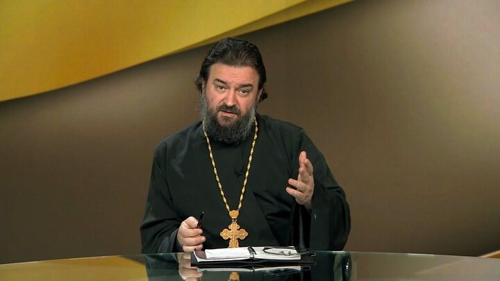 ПРОТОИЕРЕЙ АНДРЕЙ ТКАЧЁВ ГОВОРИТ, ЧТО НУЖНО ДОЖДАТЬСЯ ПЕРВОЙ ЗВЕЗДЫ И СЕСТЬ ЗА СТОЛ ВМЕСТЕ.  ФОТО: ЦАРЬГРАД