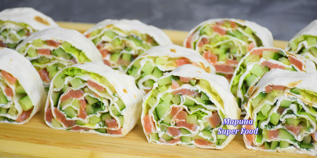 Рулет из лаваша с красной рыбой, огурцом и творожным сыром