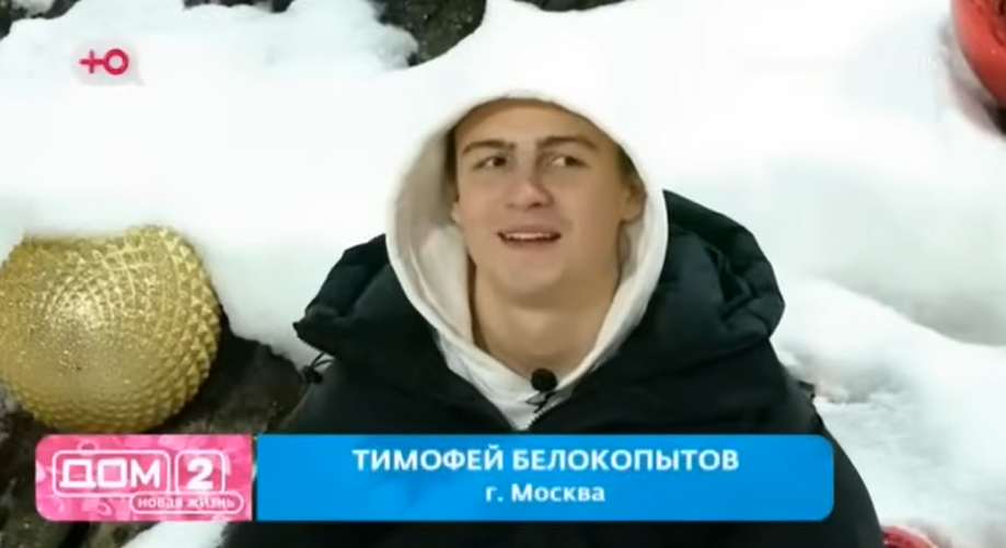 Женщины сплетничают. Интриги в офисе. Человек шепчет на ухо. Слухи интриги. Женщина в мужском коллективе.