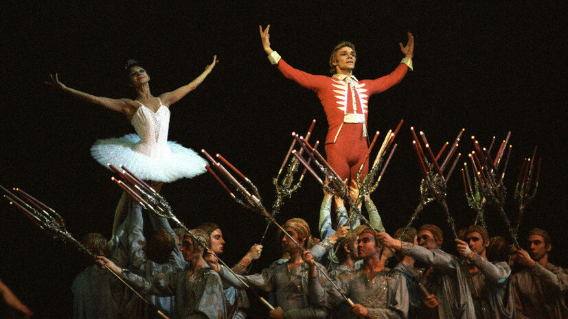     Адажио из балета «Щелкунчик» на сцене Большого театра. Маша — народная артистка СССР Екатерина Максимова, Принц — народный артист СССР Владимир Васильев. 1981 год РИА Новости Александр Макаров