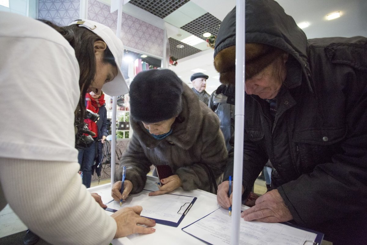    Первую часть подписей тюменцев в поддержку Путина передали в ЦИШ