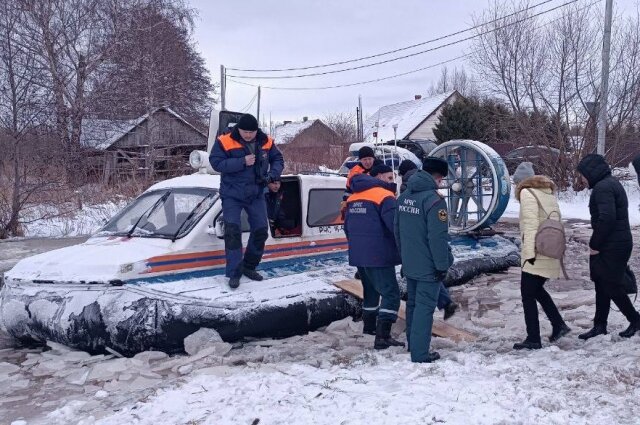    Людей вывозят на судне с воздушной подушкой. Фото: ГУ МЧС по Калининградской области