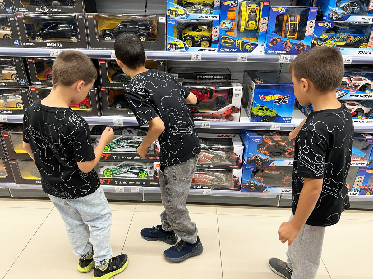 Максим в день рождения выбирает себе игрушку, а братья поддерживают. Себе выбрал и братьев не обидел, тоже им купил по маленькой машинке из суммы, которую я ему разрешила потратить