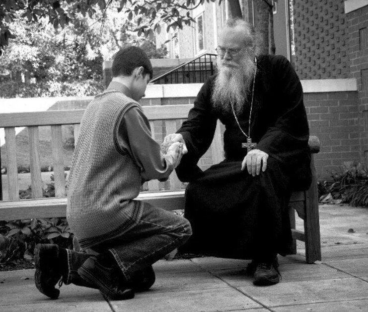 Кающийся видящий. Старец монах. Старик в храме. Старец и ученик. Беседа со старцем.