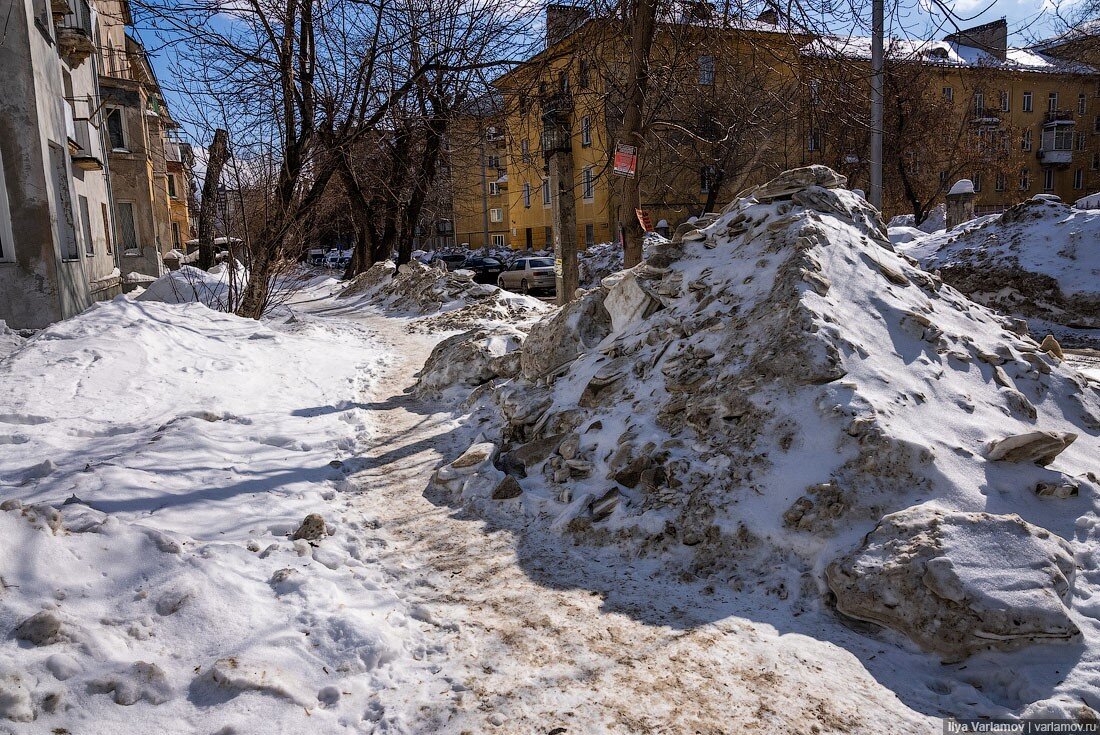 Город сугробов. Сугробы в Новосибирске. Сугробы в городе. Грязный снег в городе. Снег в Новосибирске.